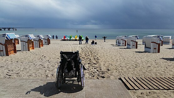 Rollstuhl am Strand
