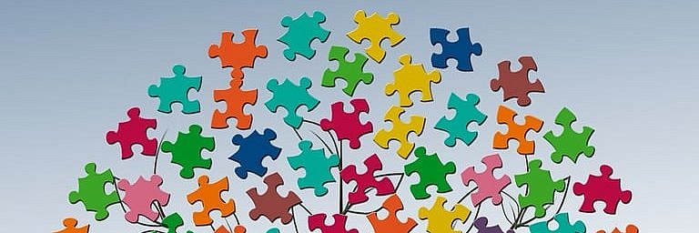 Baum mit bunten Händen als Blätter