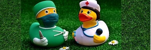 zwei Quietscheenten als Krankenschwester